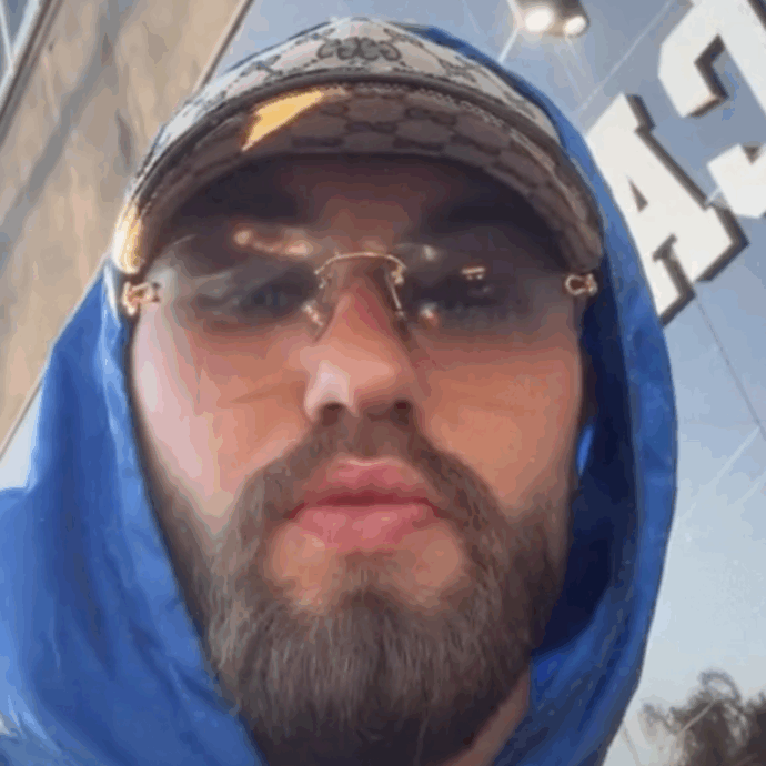 “Hanno provato a rubarmi le collane e gli ho spezzato i denti”: l’attore di Mare Fuori Artem Tkachuck di nuovo nei guai per una rissa