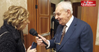 Copertina di Marcello Pera (Fdi) s’improvvisa reporter e intervista i giornalisti: “Al referendum giusto votare sì”