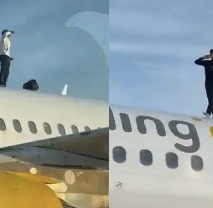 Sale sulla fusoliera di un aereo passeggeri e mima gesti verso il personale: fermato – VIDEO