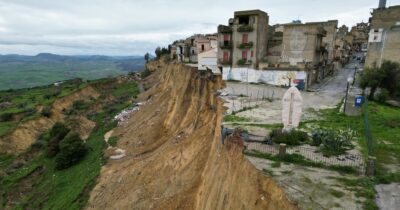 Copertina di Ciclone Harry, il governo ha la soluzione: risarcire i meridionali coi loro stessi soldi