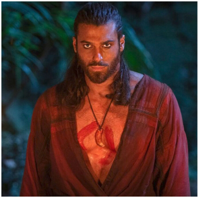 “Dovrei venire con la mia spada”: Can Yaman sbarca a Sanremo 2026 e Carlo Conti lo accoglie travestito da Sandokan