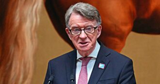 Copertina di Caso Epstein: l’ex ministro Mandelson si dimette dalla camera dei Lord. Starmer: “Vergognosa la diffusione di mail”