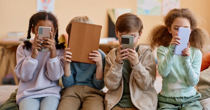 Spagna, Sánchez vieta i social agli under 16