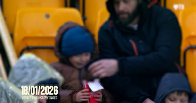 Copertina di Papà ruba i nuggets al figlio durante una partita di calcio e lui scoppia a piangere. La squadra gli fa una sorpresa: “Speriamo compensi la delusione” – Video