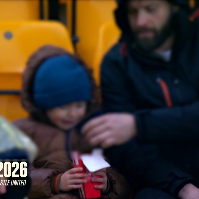 Papà ruba i nuggets al figlio durante una partita di calcio e lui scoppia a piangere. La squadra gli fa una sorpresa: “Speriamo compensi la delusione” – Video