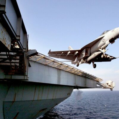 Copertina di Usa abbattono drone iraniano che si stava avvicinando alla portaerei Abraham Lincoln. Casa Bianca: “Colloqui confermati”