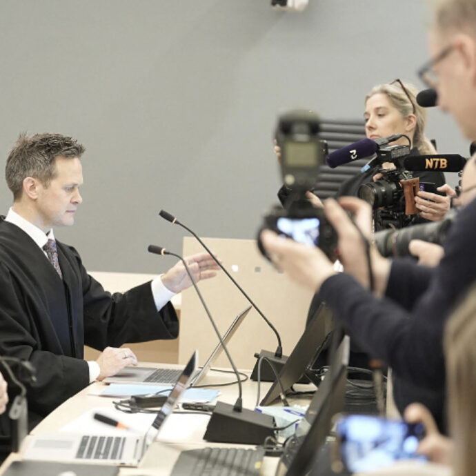 Marius Borg Hoiby è stato arrestato, poi via al processo per violenza sessuale del figlio della principessa di Norvegia Mette-Marit. Il giudice: “Niente foto”