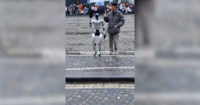 Copertina di Robot umanoide ruba la scena al Capodanno cinese di Parigi: la sorpresa del pubblico – Video