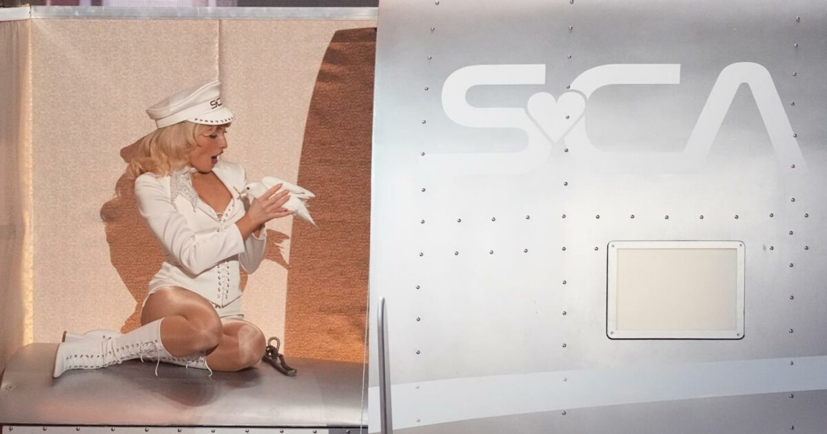 “Portare un uccello vivo è stupido, lento, inutile e crudele”: la rabbia degli animalisti contro Sabrina Carpenter per lo show ai Grammy Awards. Anche Lady Gaga nel mirino