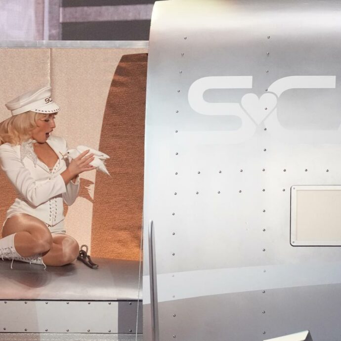 “Portare un uccello vivo è stupido, lento, inutile e crudele”: la rabbia degli animalisti contro Sabrina Carpenter per lo show ai Grammy Awards. Anche Lady Gaga nel mirino