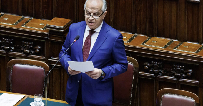 Piantedosi alla Camera: “Agenti Ice in Italia? Non saranno operativi”. Pd e M5s: “Il governo abbassa la testa e legittima le squadracce di Trump”