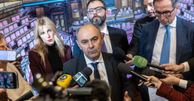 Copertina di Sicurezza, mozione unitaria delle opposizioni: “Norme fuori dalla Costituzione”. Piantedosi: “Serve il fermo preventivo”. Mantovano incontra Mattarella