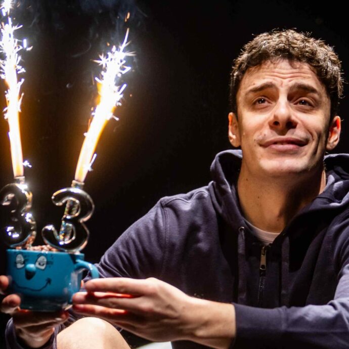 Bombardati da corpi perfetti, pornografia e vite a prova di “marketing”, combattiamo giorno per giorno per “I corpi che non avremo”. Ma riusciremo a salvarci?