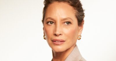 Copertina di “Invecchiare è una conquista”: la top model Christy Turlington guida la “rivincita” delle over 50. Con le nuove frontiere della longevità anche le rughe sono di tendenza