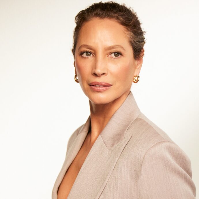 “Invecchiare è una conquista”: la top model Christy Turlington guida la “rivincita” delle over 50. Con le nuove frontiere della longevità anche le rughe sono di tendenza