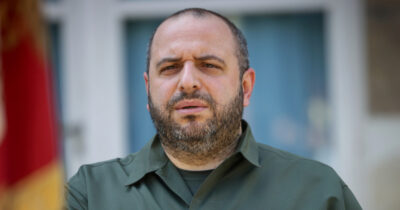 Copertina di Ucraina, iniziato ad Abu Dhabi il nuovo round di negoziati con Russia e Usa. Kiev: “Attacco russo su un mercato nel Donetsk, almeno 7 morti”