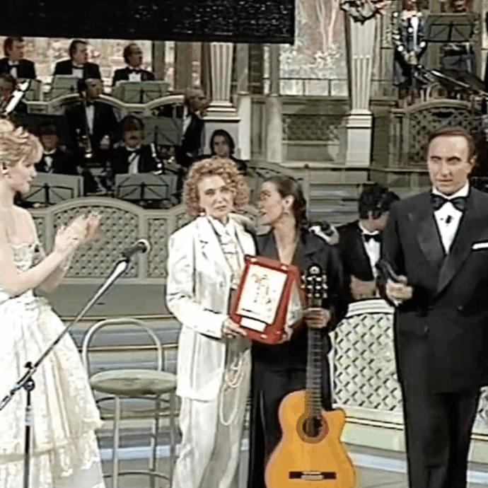 “Io e Rossana Casale balzate sul palco di Sanremo con i fischi per Renato Zero arrivato quinto, la puzza di frittura sui vestiti, io avevo il vestito macchiato di mostarda”: così Grazia Di Michele