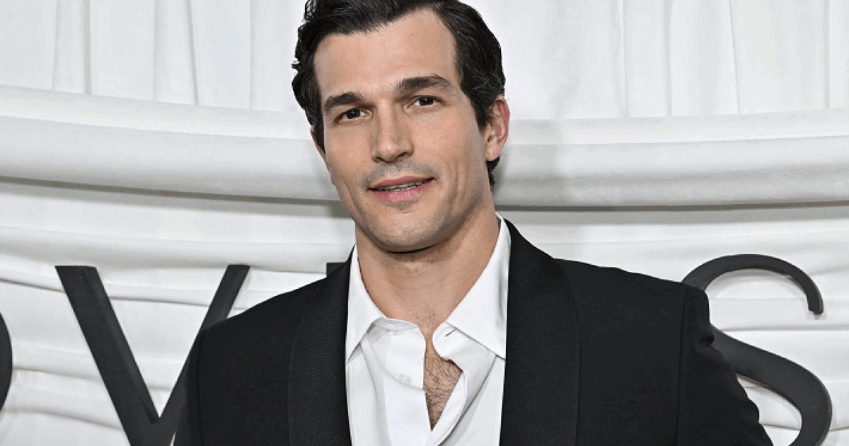 “È stato difficile trovare un attore per John F. Kennedy Jr. Viviamo in un mondo in cui i peli sul petto sono scomparsi”: parla il produttore della serie “Love Story”