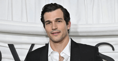 Copertina di “È stato difficile trovare un attore per John F. Kennedy Jr. Viviamo in un mondo in cui i peli sul petto sono scomparsi”: parla il produttore della serie “Love Story”