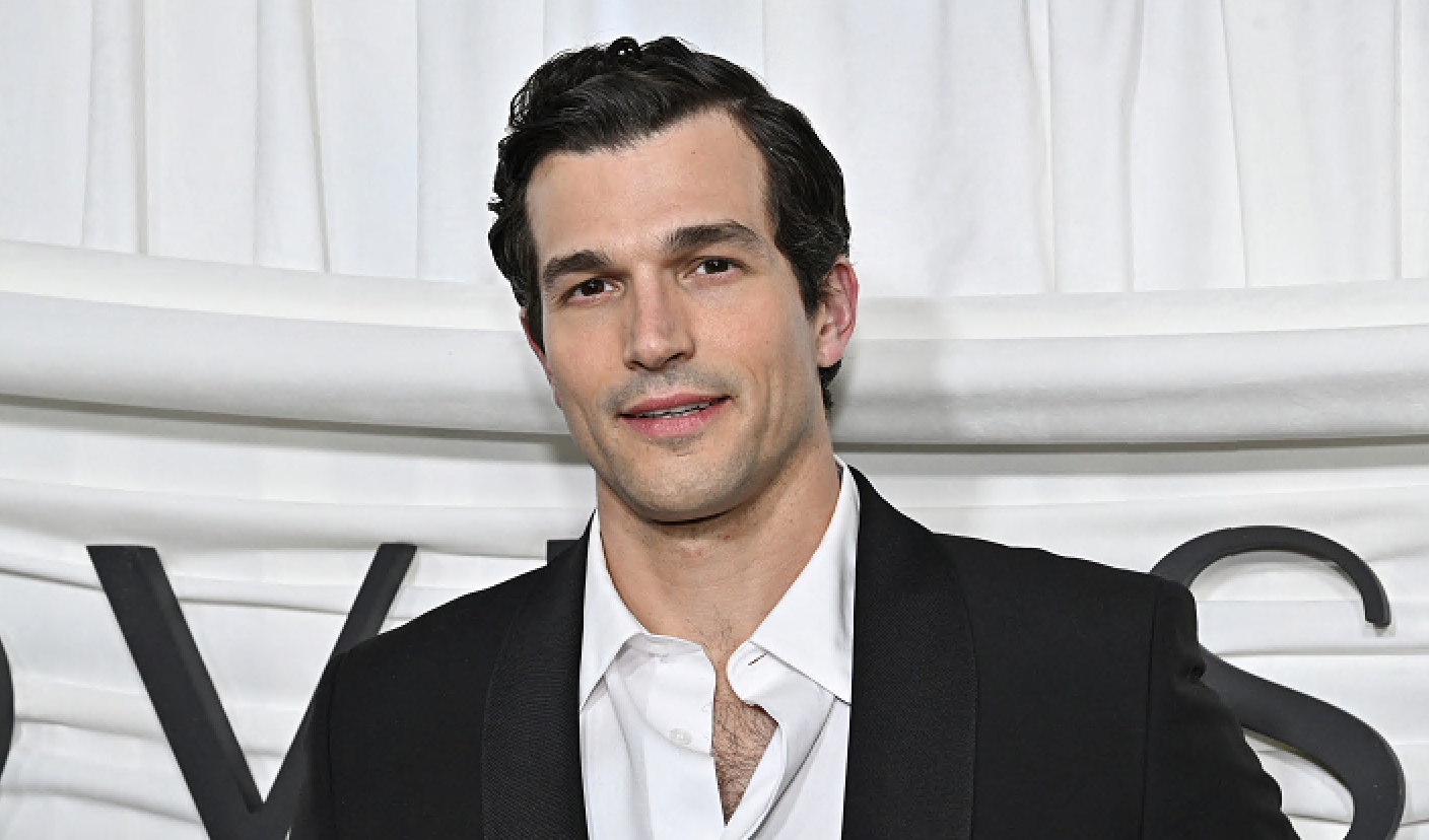 “È stato difficile trovare un attore per John F. Kennedy Jr. Viviamo in un mondo in cui i peli sul petto sono scomparsi”: parla il produttore della serie “Love Story”