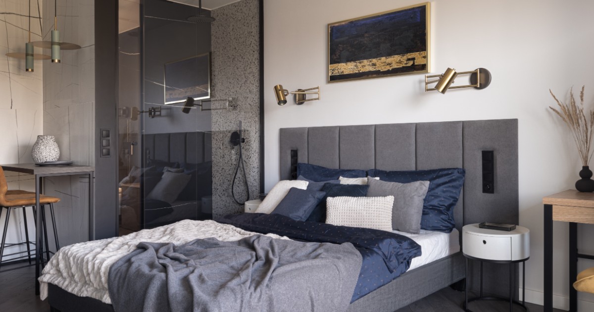 “Amo mio marito, ma non voglio vederlo usare il water”:  clienti furibondi per la nuova tendenza dei bagni a vista (e senza porte) negli hotel