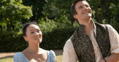 Copertina di Il libertino s’innamora di “Cenerentola”, il pettegolezzo corre, i calzini sono sempre più sgargianti: Bridgerton 4, eccoci