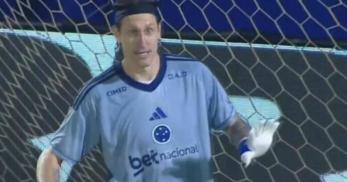 Il portiere deve correre al bagno: l’arbitro mosso a compassione sospende la partita, tra le risate | Domeniche Bestiali