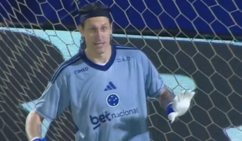 Il portiere deve correre al bagno: l’arbitro mosso a compassione sospende la partita, tra le risate | Domeniche Bestiali