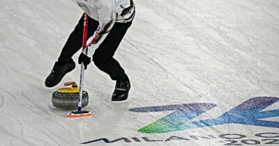 Copertina di Perché nel curling gli atleti spazzolano il ghiaccio: le regole di una delle discipline più popolari e corrette dei Giochi