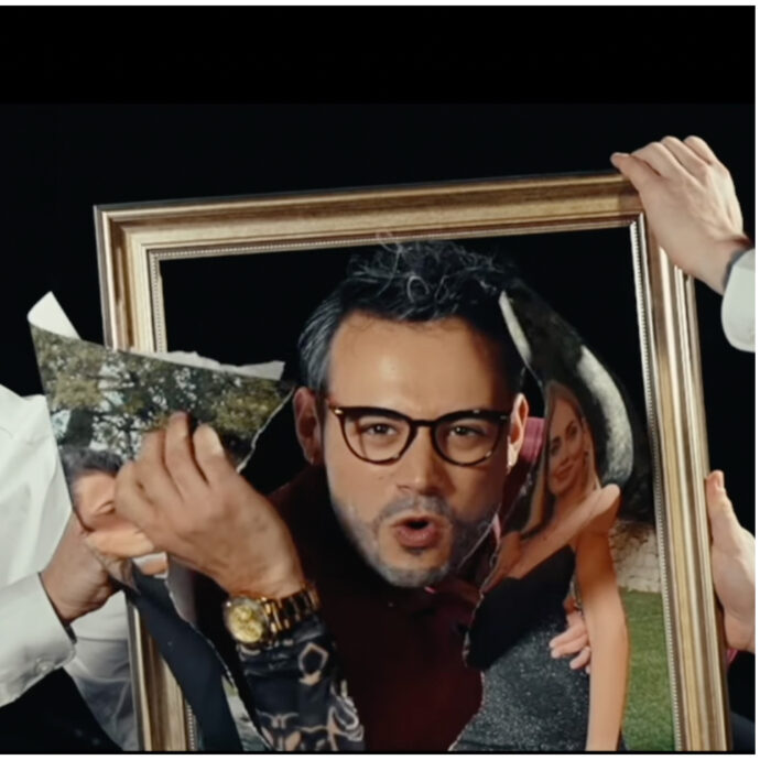 “Ho bisogno di un giorno per riflettere”: Fabrizio Corona riappare (ma non appare) per cantarle con Gabriele Vagnato con una tv nella bara – IL VIDEO