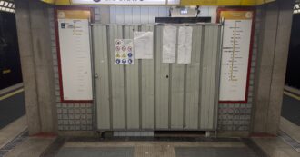 Copertina di Ascensori rotti e scale mobili fuori uso: il viaggio nel disastro della metro di Milano mentre iniziano le Olimpiadi