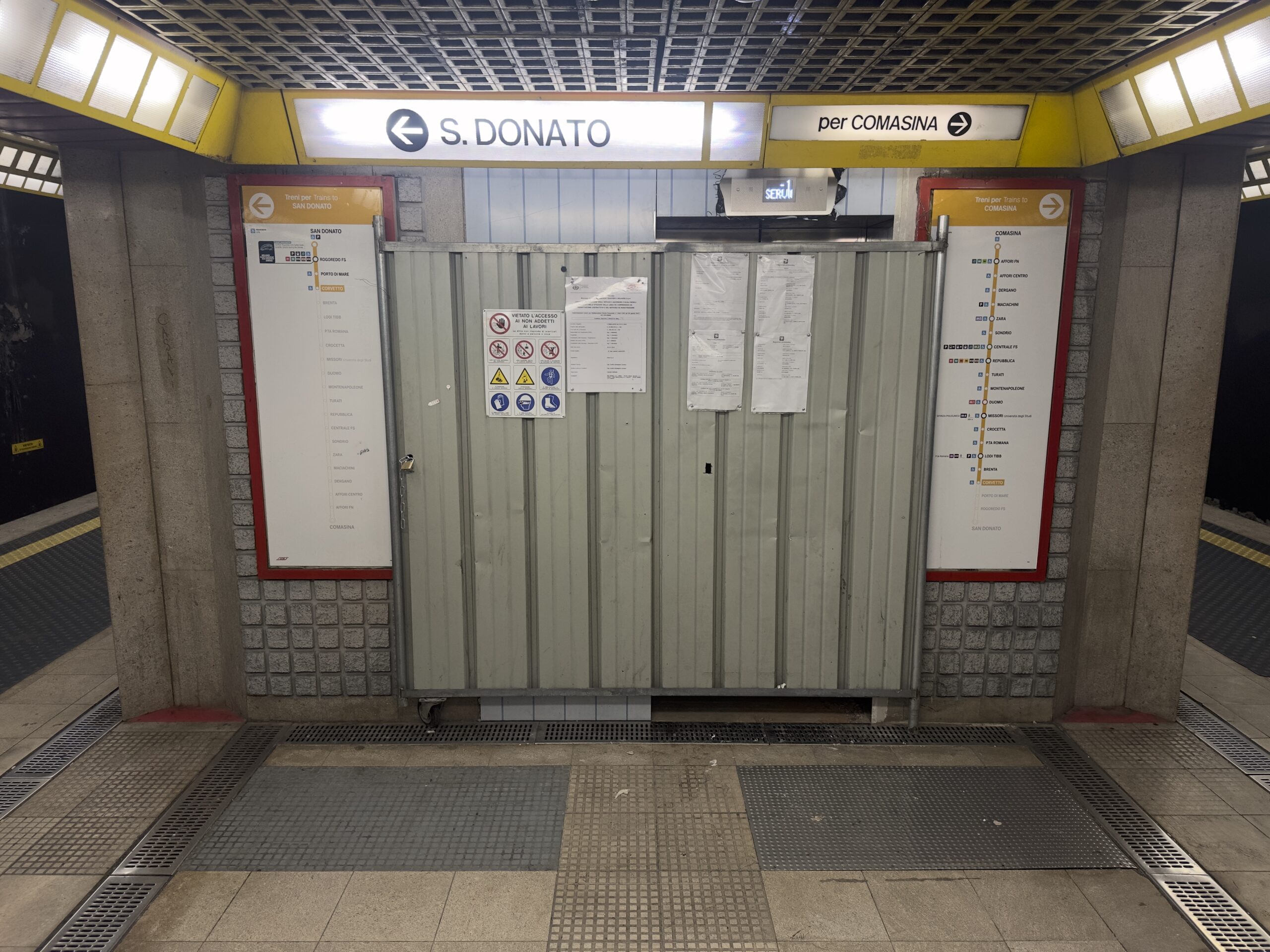 Ascensori rotti e scale mobili fuori uso: il viaggio nel disastro della metro di Milano mentre iniziano le Olimpiadi