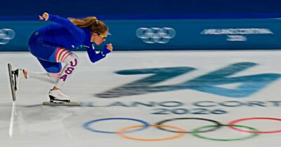 Copertina di Sfrecciare sulle lamine intorno a un ovale ghiacciato: i segreti del pattinaggio di velocità, inventato dagli olandesi nel 1600