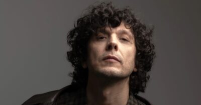 Copertina di “A Sanremo 2026 per parlare dei bambini e di quello che sta accadendo a Gaza. La guerra nei loro occhi non andrà mai più via, vanno salvati”: così Ermal Meta