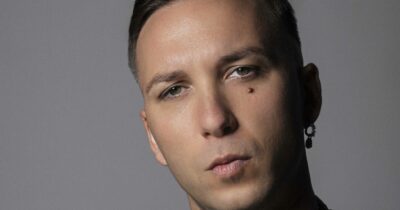 Copertina di “Per mia figlia stiamo preparando tutto con la giusta scaramanzia. La culla non la puoi montare prima, ma il fasciatoio l’ho già montato. Vorrei crescesse lontano dalla tecnologia”: Briga presto papà