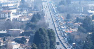 Copertina di Olimpiadi, chilometri di coda e traffico bloccato sull’autostrada A8 per l’arrivo di Vance e Rubio: le immagini dall’alto