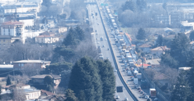 Copertina di Olimpiadi, chilometri di coda e traffico bloccato sull’autostrada A8 per l’arrivo di Vance e Rubio: le immagini dall’alto