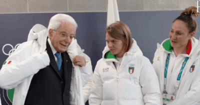Copertina di Olimpiadi, gli atleti donano una giacca a Mattarella: “Sono un po’ fuori età…”