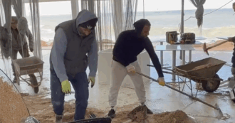 Copertina di Mareggiata nelle Marche, distrutti chilometri di costa a Porto Recanati. Sindaco: “Erosione che va avanti da decenni”