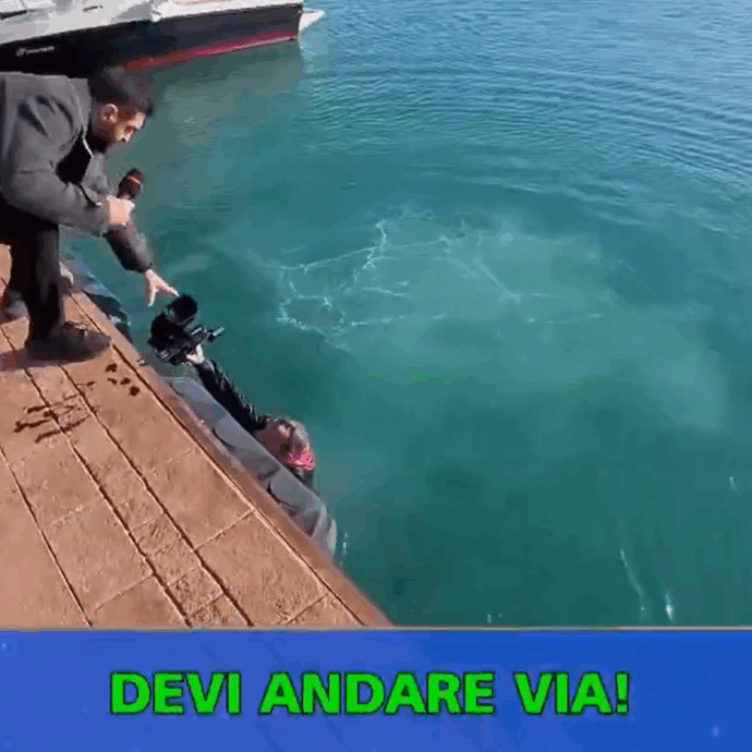 “Dovete andare via, non ci rompete il ca**o”: aggressione contro una troupe di “Striscia la notizia”, il cameramen spinto in acqua – IL VIDEO