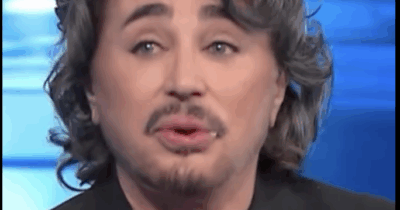 Copertina di “Mamma è morta di Alzheimer, per 9 anni mi sono preso cura di lei. Ho rinunciato al lavoro e vivevo solo con la pensione dei miei genitori”: Scialpi si commuove