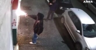 Copertina di Vandalizzata la sede di FdI a Roma, falce e martello e scritta “fascisti di me***”. La reazione: “Clima d’odio”