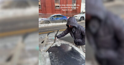 Copertina di L’auto è ricoperta di ghiaccio: la proprietaria disperata prova a liberarla a colpi di martello – Video