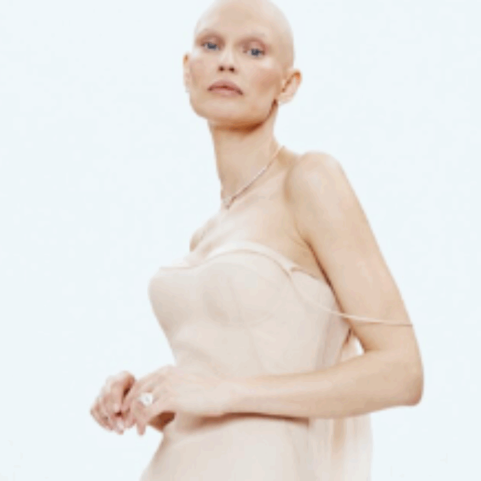 “Il cancro non è una linea retta. È dubbio, minimizzazione, senso di colpa, forza, paura, adrenalina, lutto. Se ti suona familiare, non sei sola”: così Bianca Balti