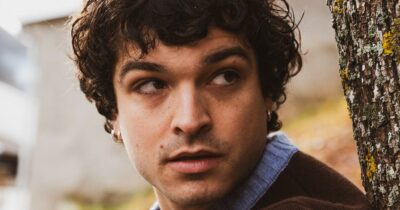 Copertina di “Ci vengono portati via i diritti. È un momento terribile, quindi praticare l’amore è fondamentale. Ormai aprirsi all’altro è diventato atto di coraggio”: parla Leo Gassmann