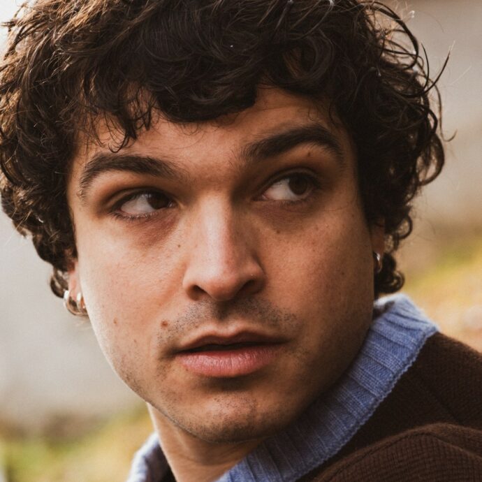 “Ci vengono portati via i diritti. È un momento terribile, quindi praticare l’amore è fondamentale. Ormai aprirsi all’altro è diventato atto di coraggio”: parla Leo Gassmann