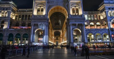 Copertina di La fiamma olimpica a Milano, diretta | Piazza Duomo gremita per l’arrico della fiaccola. Alla Statale la protesta degli studenti