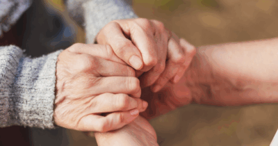 Copertina di Sono state sposate con lo stesso uomo in momenti diversi. Quando lui è morto, hanno deciso di sposarsi loro: la storia della 72enne Bo e della 78enne Wendy