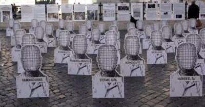 Copertina di Arrestato perché creduto terrorista si toglie la vita