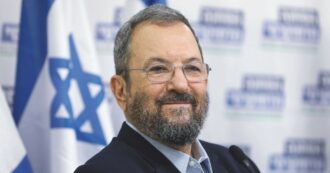 Copertina di “I servizi segreti di Israele controllavano l’edificio di Epstein a New York, e in quello stesso palazzo alloggiava anche l’ex premier Ehud Barak”: le rivelazioni nelle mail desecretate